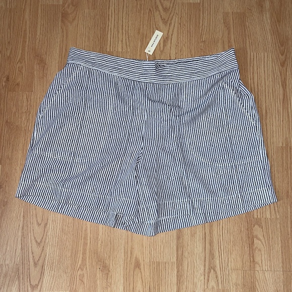 Max Studio Pants - NWT Max Studio Light Weight Pull On Stretch Waist Black and White Shorts Size 1X